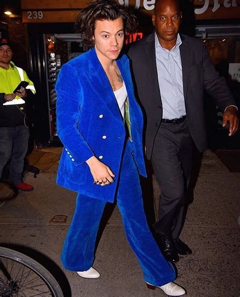 harry styles leaves gucci label on suit sleeve|Harry Styles Gucci suit price.